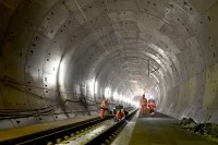 Tiefbaufacharbeiter prüfen die Gleise im Tunnel auf der Bahnstrecke Wendlingen - Ulm.