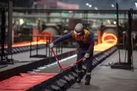 Ein Verfahrenstechnologe Metall der Brandenburger Elektrostahlwerke arbeitet an einer Produktionslinie für Stahlherstellung.