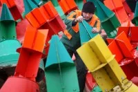 Ein Wasserbauer überprüft Fahrwassertonnen im Hafen, die Schiffen die Fahrrinne signalisieren.