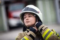 Eine Werkfeuerwehrfrau am Forschungs- und Produktionsstandort von Merck in Darmstadt ist bereit zum Einsatz.