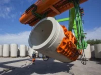 Ein Betonfertigteilbauer stellt im Lager eines Betonwerks in Gelsenkirchen Abwasserrohre für den Transport zusammen.