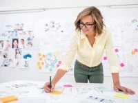 Eine Fachangestellte für Markt- und Sozialforschung wertet eine Zielgruppenumfrage aus.