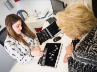 Eine Hörakustikerin berät eine Kundin über Hörgeräte.