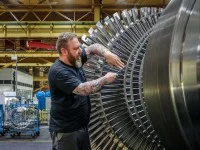 Ein Industriemechaniker arbeitet an einer Dampfturbine.