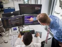 Zwei Investmentfondskaufleute analysieren in- und ausländische Finanzmärkte.