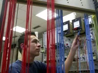 Ein angehender IT-System-Elektroniker lernt im Haus des Handwerks in Essen die Grundlagen seines Berufs.