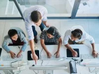 Ein Kaufmann für Dialogmarketing schult das Personal für die nächste Kampagne.