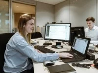 Kaufleute im Groß- und Außenhandel kalkulieren Preise und verhandeln diese per Mail mit ihren Lieferunternehmen.