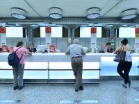 Kaufleute für Verkehrsservice beraten Kunden im Reisezentrum der Deutschen Bahn am Münchner Hauptbahnhof.