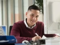 Ein Kaufmann für Versicherungen und Finanzanlagen bereitet sich auf ein Beratungsgespräch mit einem Kunden vor.