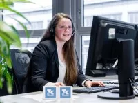 Eine Kauffrau im Gesundheitswesen berät eine Kundin der Techniker Krankenkasse in Hamburg telefonisch.