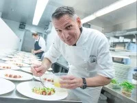 Sternekoch Heiko Nieder zaubert kulinarische Köstlichkeiten für die Gäste des Restaurants vom Hotel Dolder Grand in Zürich.