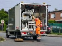 Ein Umwelttechnologe für Rohrleitungsnetze und Industrieanlagen bereitetdie nächste Kamerafahrt für die Videoüberprüfung der Kanalisation vor. 