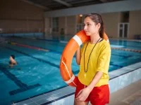 Eine Fachangestellte für Bäderbetriebe bringt den neuen Rettungsring ins Schwimmbad.