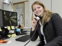 Eine Kauffrau für IT-Systemmanagement berät eine Kundin über digitale Trainings.