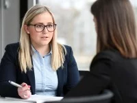Eine Personaldienstleistungskauffrau führt ein Vorstellungsgespräch mit einer Bewerberin.