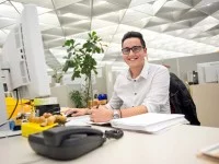 Ein Sozialversicherungsfachangestellter bei der Deutschen Rentenversicherung kümmert sich um die Rentenermittlung.