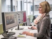 Eine Mediengestalterin Digital und Print arbeitet am Webauftritt der Stuttgarter Nachrichten.