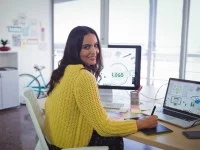 Eine Medienkauffrau Digital und Print gestaltet ein Logo mit einem Grafiktablett.