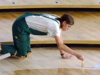Ein Parkettleger versiegelt das Parkett im Plenarsaal des Sächsischen Landtags in Dresden.