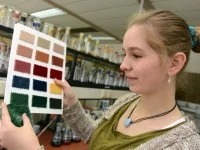Eine Textillaborantin ist auf der Suche nach dem perfekten Farbton.