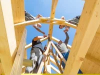 Zimmerer montieren vorgefertigte Holzdachkonstruktionen.